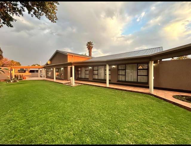 4 BEDROOM HOUSE FOR SALE IN DALPARK EXT 1